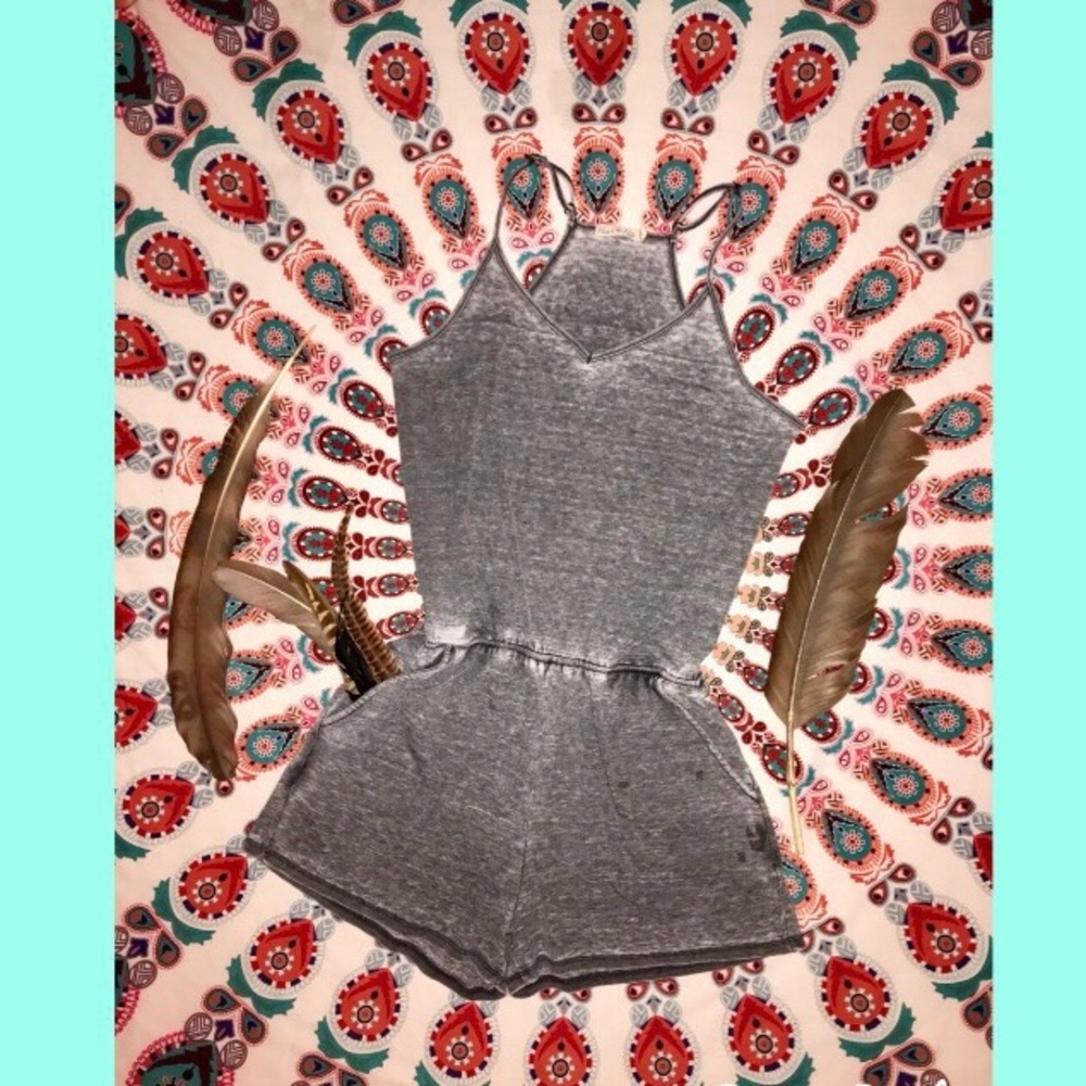 Adorable gray romper 💛